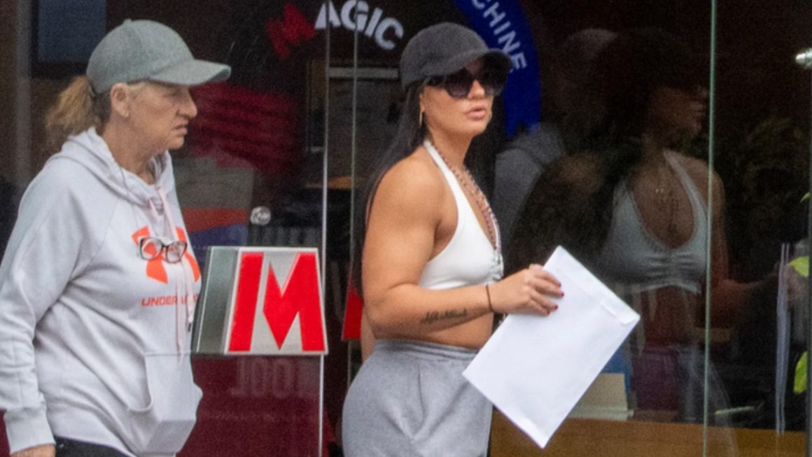 Linda De Sousa Abreu Spotted Shopping in Crop Top While on Bail